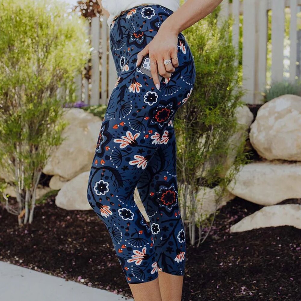 NWT - Simple Addiction Exclusive Twilight Blooms Capri Pocket Leggings -Size S/M
